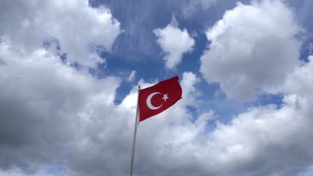 土耳其国旗在蓝天背景上飘扬 — 图库视频影像