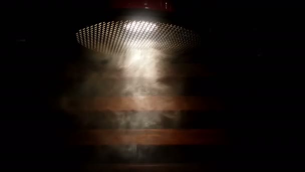 木製の板の背景を持つ革壁に煙とランプ — ストック動画