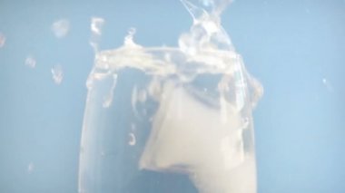 Bardak su düşen buz küpleri ile