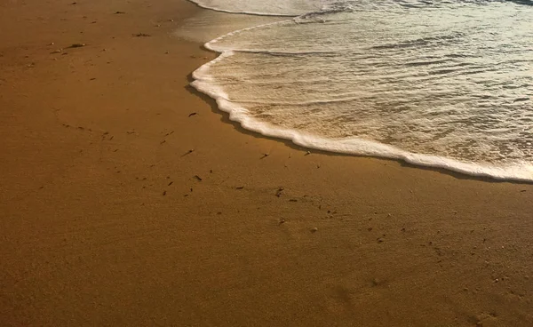 Bord Mer Avec Vagues Tendres Sable Clair — Photo