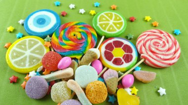  Renkli lolipop ve farklı renkli şekerler