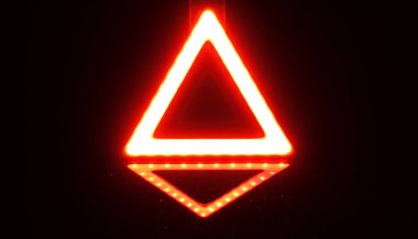 Parlak neon sembolleri ile karanlık arka plan