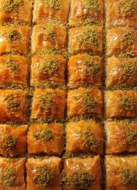 Antep fıstığı ile kaplı baklava - geleneksel doğu tatlıları