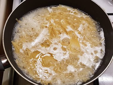 Kaynayan makarna ile tencerenin closeup çekim