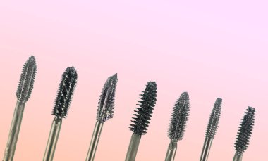 Kopyalama alanı arka planında çeşitli maskara fırçaları