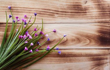 Ahşap duvar arka planda plastik sahte çiçekler