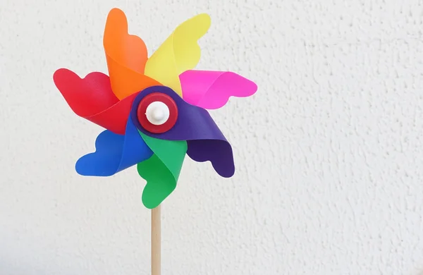 Kleurrijke Pinwheel Speelgoed Witte Muur Achtergrond — Stockfoto