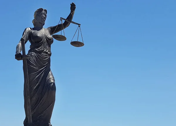 Mavi arka plan üzerine Themis Heykeli