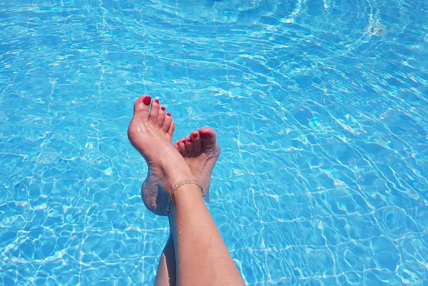 Gambe Femminili Con Chiodi Rossi Acqua Blu Piscina — Foto Stock