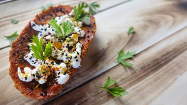 taze bruschetta otlar ile ahşap masada servis