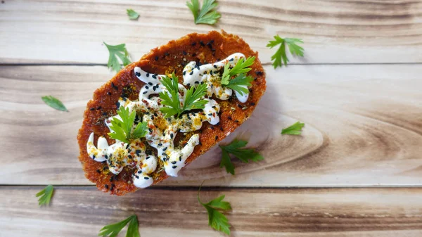 taze bruschetta otlar ile ahşap masada servis