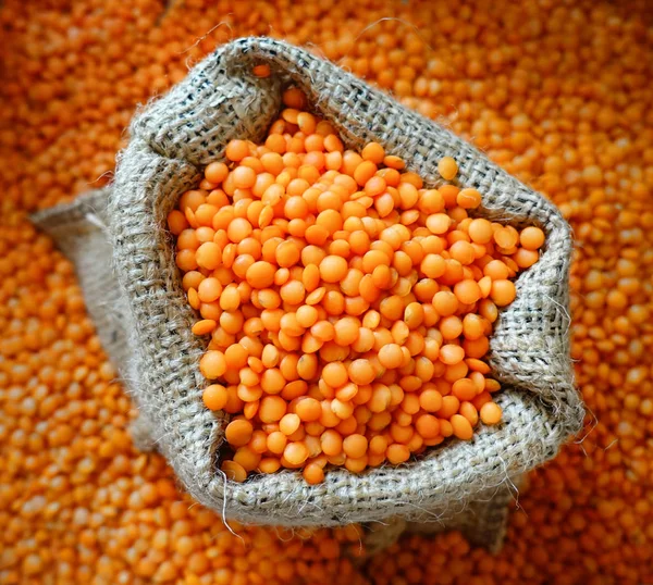 Çuvalda kırmızı mercimek, yakın çekim.
