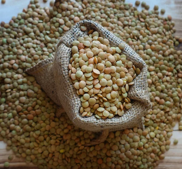 Çuvalda yeşil mercimek, yakın çekim.