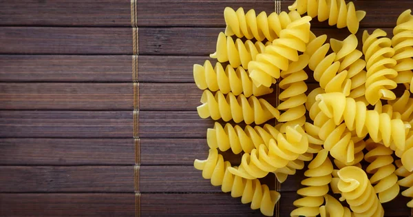 Gelbe Makkaroni Auf Hölzernem Hintergrund — Stockfoto