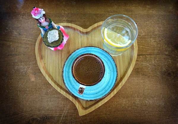 Tahta tepside şeker ve limonata ile servis edilen kahve.