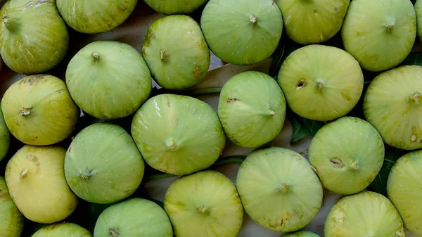 Primer Plano Higos Verdes Inmaduros Caja Madera — Foto de Stock