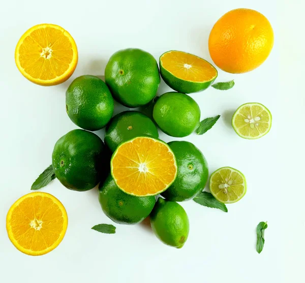 Bodegón Naranjas Limas Aisladas Sobre Fondo Blanco — Foto de Stock