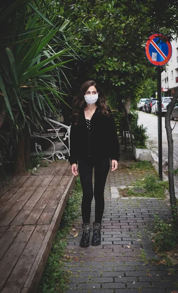 Mujer Joven Con Máscara Médica Para Proteger Coronavirus Calle — Foto de Stock