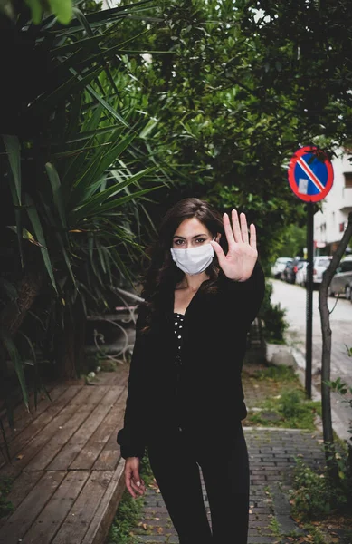 Mujer Joven Con Máscara Médica Para Proteger Coronavirus Calle Diciendo — Foto de Stock