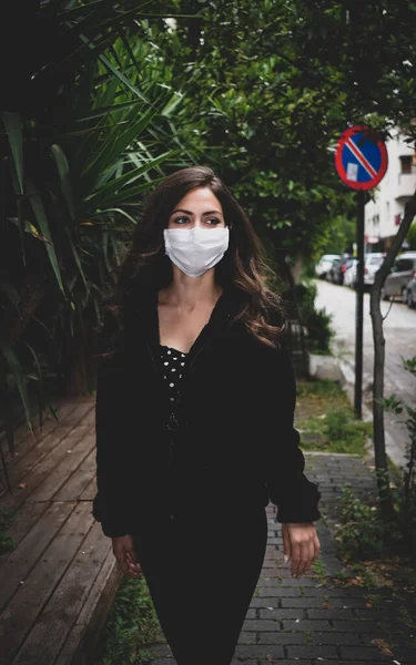 Wanita Muda Memakai Masker Medis Untuk Melindungi Coronavirus Jalan — Stok Foto