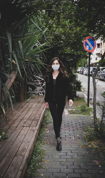 Wanita Muda Memakai Masker Medis Untuk Melindungi Coronavirus Jalan — Stok Foto