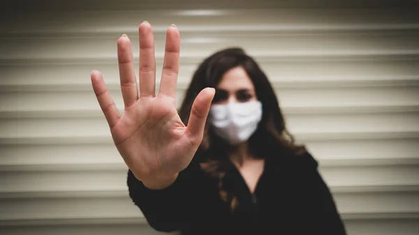 Wanita Muda Memakai Masker Medis Untuk Melindungi Coronavirus Mengatakan Berhenti — Stok Foto
