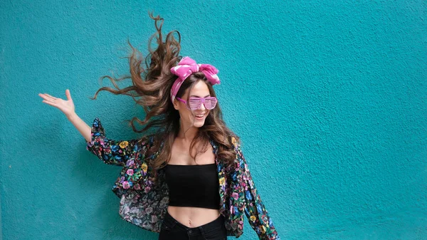 Hermosa Mujer Modelo Alegre Pared Azul — Foto de Stock