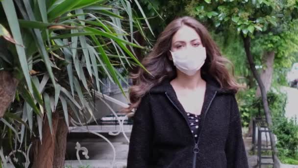 Ung Kvinna Bär Medicinsk Mask För Att Skydda Coronavirus Gatan — Stockvideo