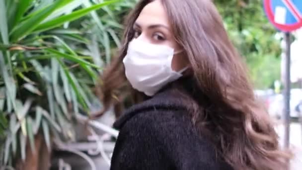 Jeune Femme Portant Masque Médical Échapper Coronavirus Dire Stop Avec — Video