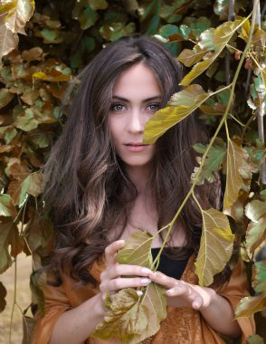 Güz yapraklarında poz veren güzel manken.