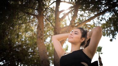 Güzel genç bayan antrenmandan sonra dinleniyor.