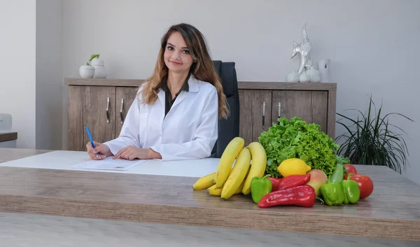 Ofisinde çalışan dietisyen doktor.