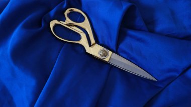 Mavi saten kumaşta terzi makası