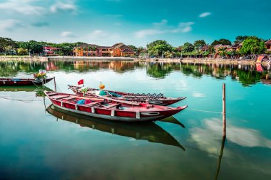 Hoi An 'da nehirde duran tekne.