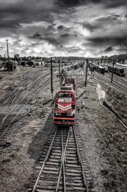 Demiryollarından geçen kırmızı tren.