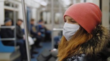 Hasta kadın metroda maske takıyor, Coronavirüs 'e karşı korunuyor.