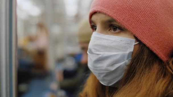 地下鉄で医療面マスクの乗り物を身に着けている女性,コロナウイルスからの保護 — ストック動画