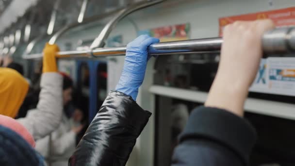 Hand med medicinsk latexhandske med handtag i kollektivtrafik, tunnelbana, buss — Stockvideo