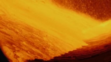 Genişletilmiş sıcak kil, yanan fırının içinde yuvarlanır ve akar. Üretim süreci