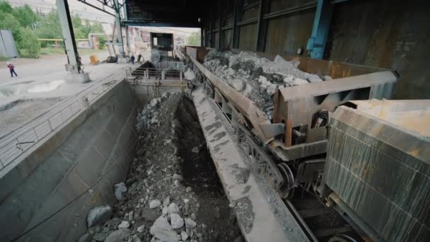 Απορρίμματα σιδηροτροχιών από πυριτικό χαλκό για την επεξεργασία και εξόρυξη μη σιδηρούχων μετάλλων — Αρχείο Βίντεο