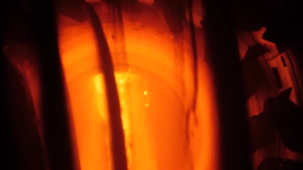 À l'intérieur du four à combustion rotatif ou du four. Processus de production de clinker de ciment 