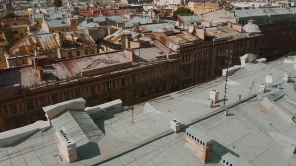 サンクトペテルブルクの古いアパートの建物の錆びた錫屋根の上を飛ぶ — ストック動画