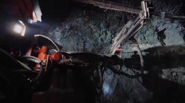 Mayın tünelinde patlama delikleri açmak için kullanılan kaya yüzeyi sondaj makinesi.