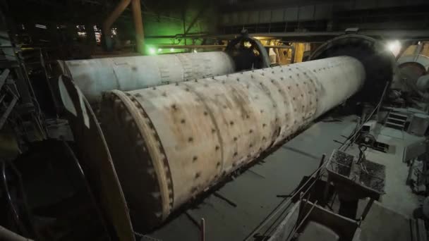 Velké kulové mlýny brousí rudu na továrně na zpracování rudy. — Stock video