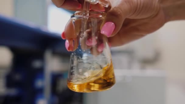 La mano del científico sacude el frasco del laboratorio. Experimento químico de laboratorio . — Vídeos de Stock