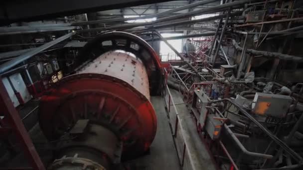 Bollkvarnen malar malm på malmbearbetningsfabriken. Kopparbearbetningsindustri — Stockvideo