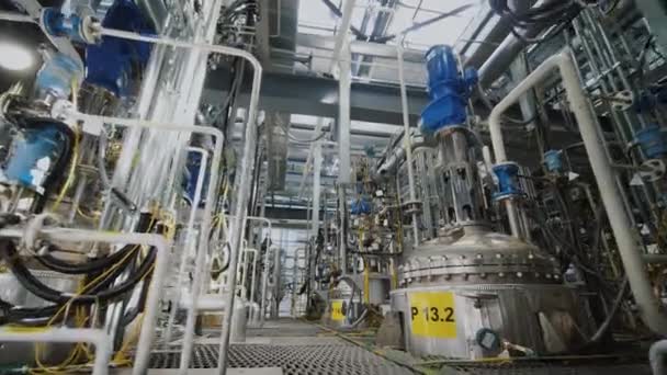 Fabryka rafinerii w środku. Urządzenia, stalowe zbiorniki i kotły do mieszania chemicznego — Wideo stockowe