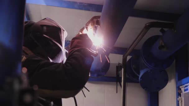 Welder utilizza torcia a gas per collegare parti metalliche su impianto industriale — Video Stock