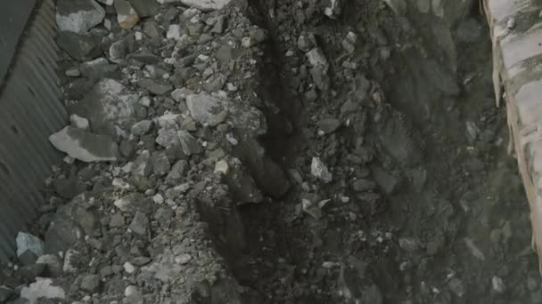 Close up: vagone ferroviario scarica minerale di ferro e rame pirite per la lavorazione in impianto — Video Stock