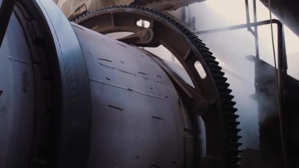 Attrezzo rotante di enorme macchina industriale. Forno rotante su una cementeria . — Video Stock